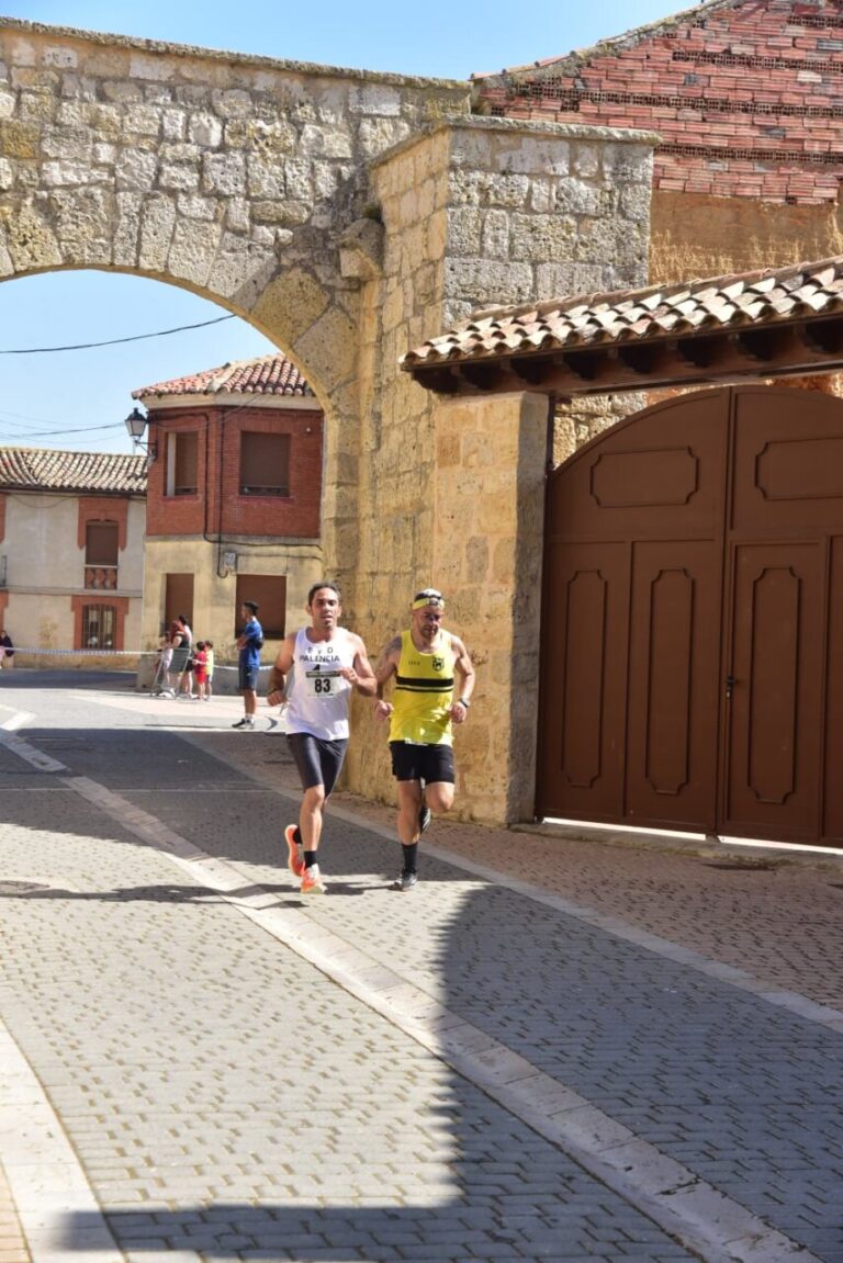 Corredores compiten en la prueba Entre Castillos en Palencia