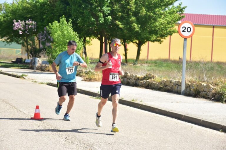 Corredores compiten en la carrera Entre Castillos en Palencia.