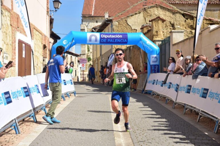 Corredor llegando a la meta en la prueba Entre Castillos en Palencia