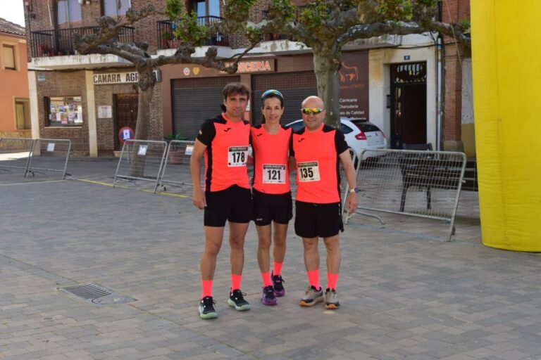 Tres corredores posando antes de la carrera Entre Castillos en Palencia.