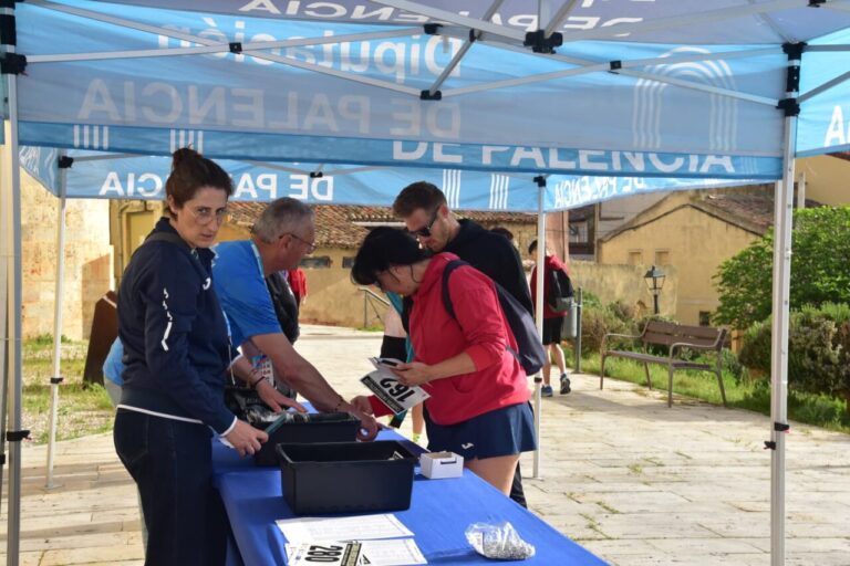 Participantes registrándose en la carrera Entre Castillos en Palencia.