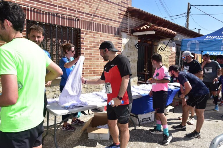 Corredores recibiendo camisetas en la carrera Entre Castillos