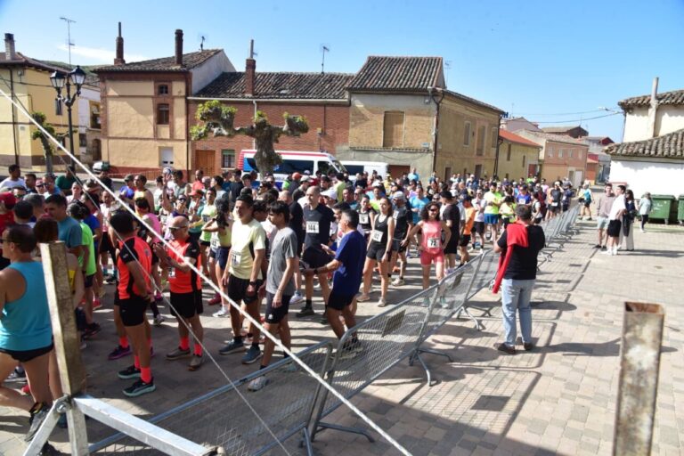 Grupo de corredores en la prueba Entre Castillos en Palencia.