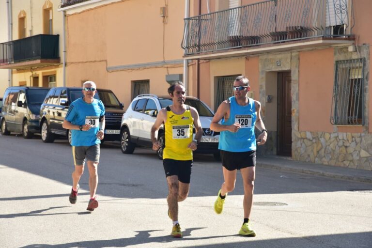 Corredores compitiendo en la carrera Entre Castillos en Palencia
