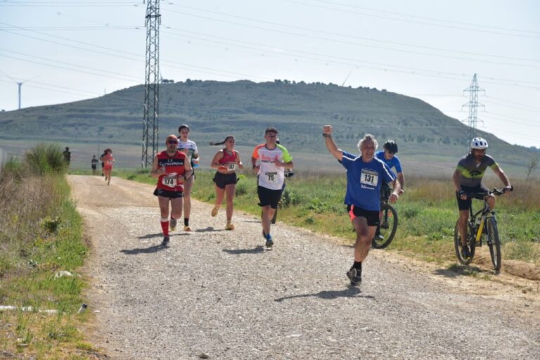 Corredores participando en la prueba Entre Castillos en Palencia.