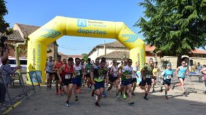 Corredores iniciando la prueba Entre Castillos en Palencia