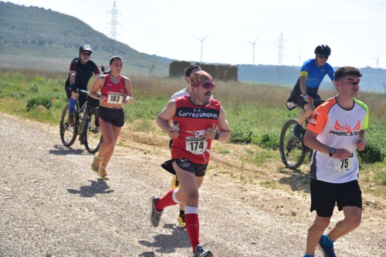 Corredores participando en la prueba Entre Castillos en Palencia.
