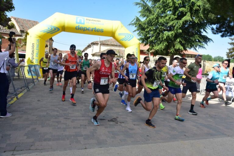 Corredores iniciando la carrera Entre Castillos en Palencia.