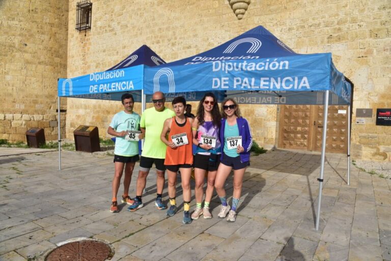 Grupo de corredores posando antes de la carrera Entre Castillos en Palencia.