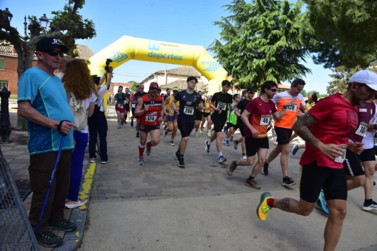 Corredores participando en la carrera Entre Castillos en Palencia.