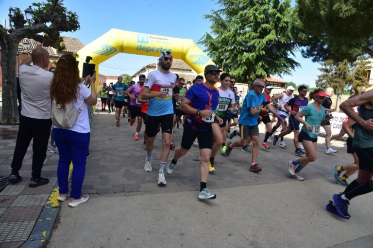 Corredores participando en la carrera Entre Castillos en Palencia