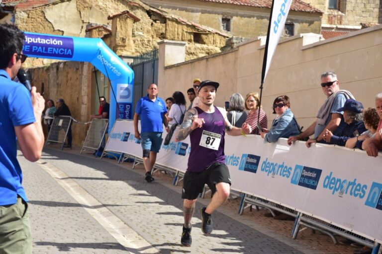 Corredor llegando a la meta en la carrera Entre Castillos en Palencia.