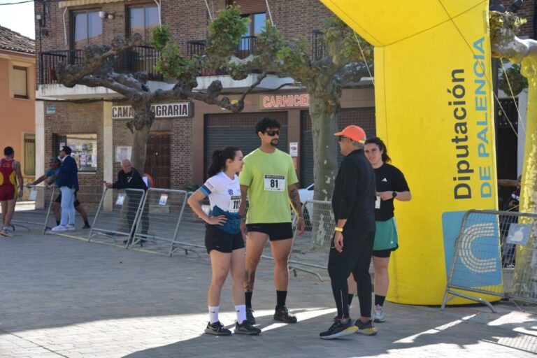 Participantes conversando antes de la carrera Entre Castillos en Palencia