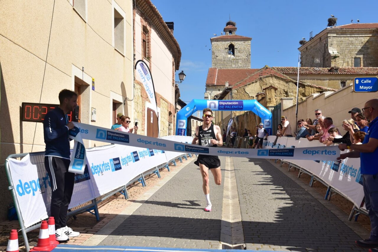 Corredor cruzando la meta en la prueba Entre Castillos en Palencia