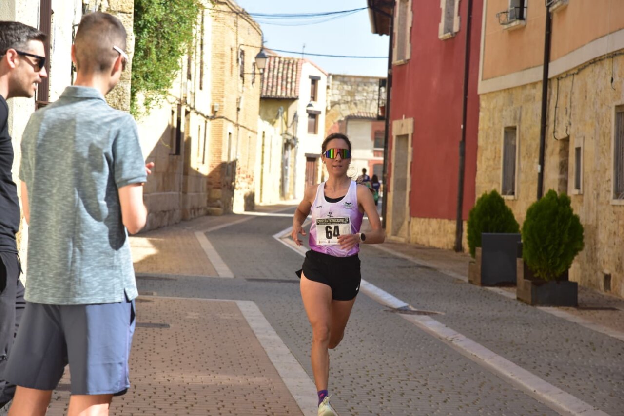 Corredora compitiendo en la prueba Entrecastillos en Palencia