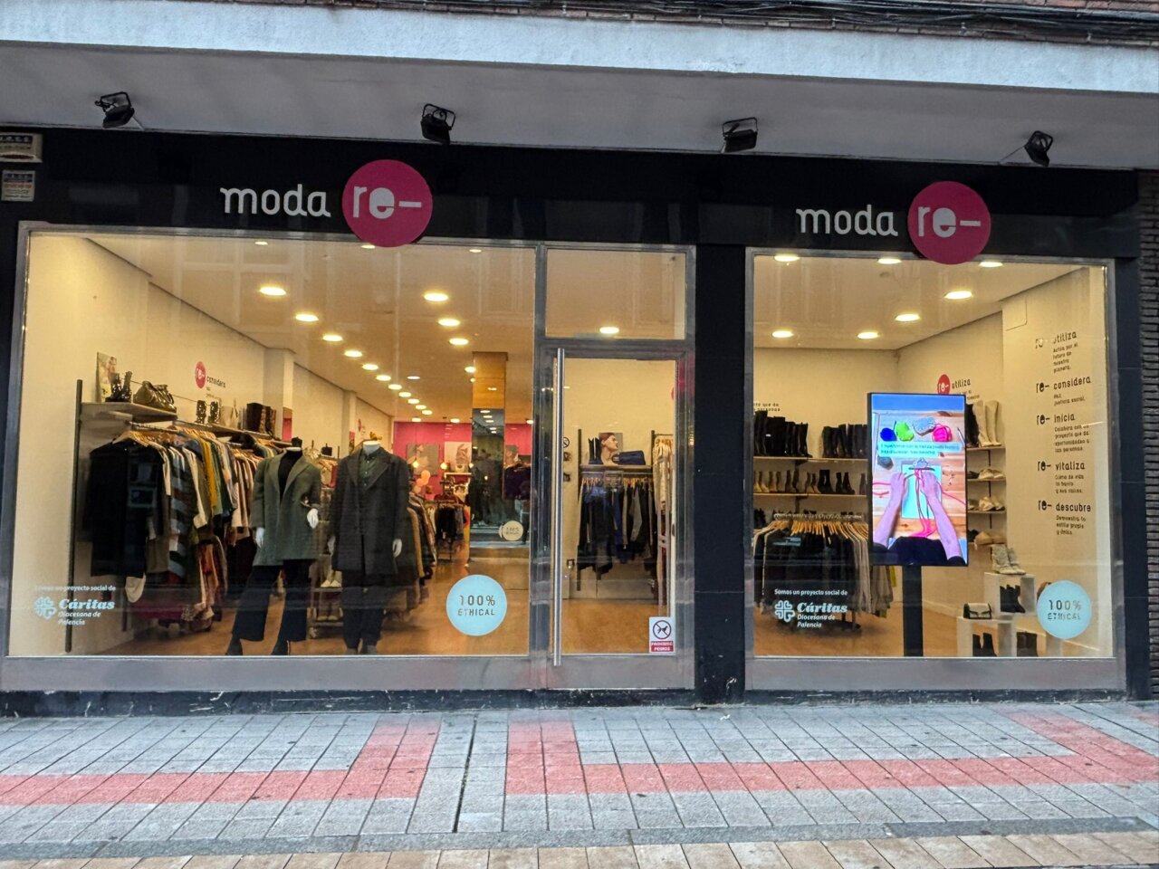 Escaparate de la tienda Moda Re- en Palencia con ropa de segunda mano