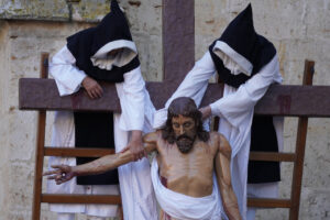 Representación del Descendimiento de Cristo durante la Semana Santa en Palencia