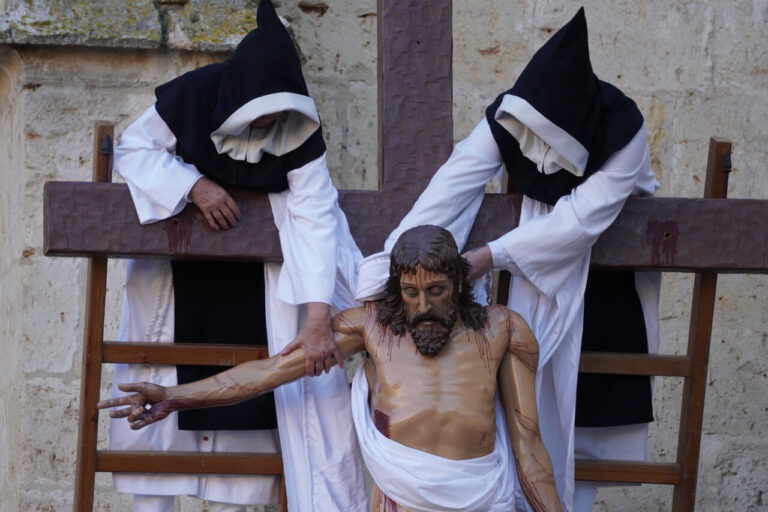 Representación del Descendimiento de Cristo durante la Semana Santa en Palencia