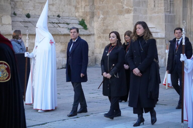 Participantes en la Función del Descendimiento en Palencia durante el Viernes Santo