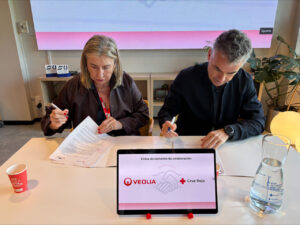 Representantes de Veolia y Cruz Roja firmando un convenio de colaboración
