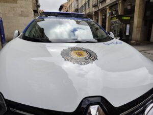 Coche de policía en Palencia con el escudo visible en el capó