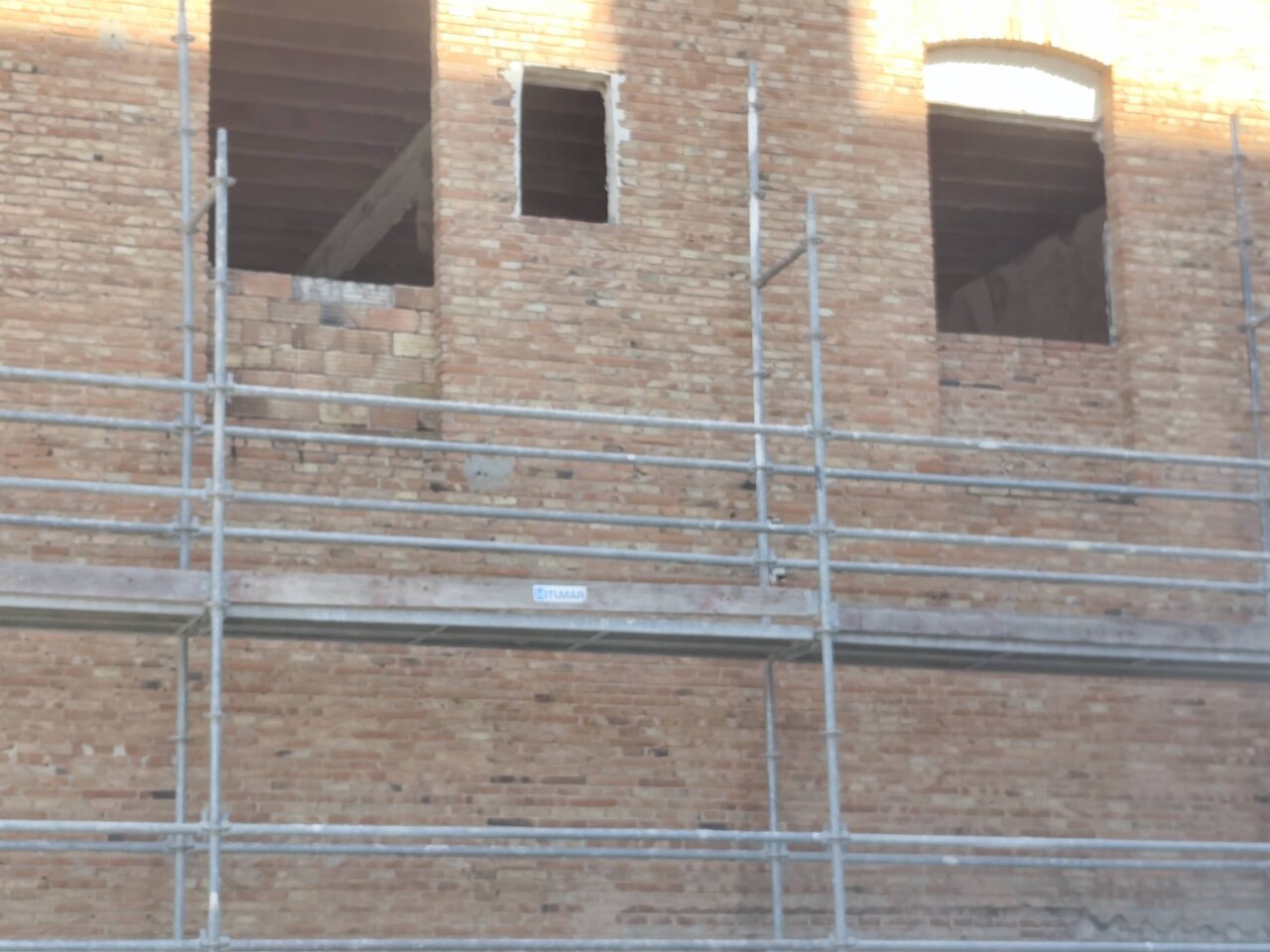 Vista de la construcción de La Alcoholera con andamios y ladrillos expuestos