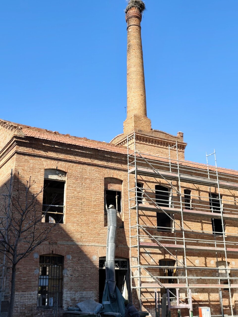 Vista de la Alcoholera en Palencia con andamios y chimenea