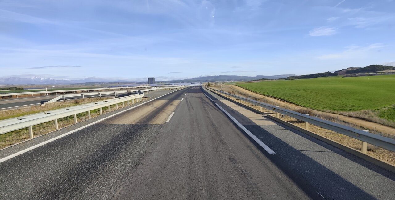 Vista de la autovía A-67 mostrando diferentes tonos de gris en el asfalto