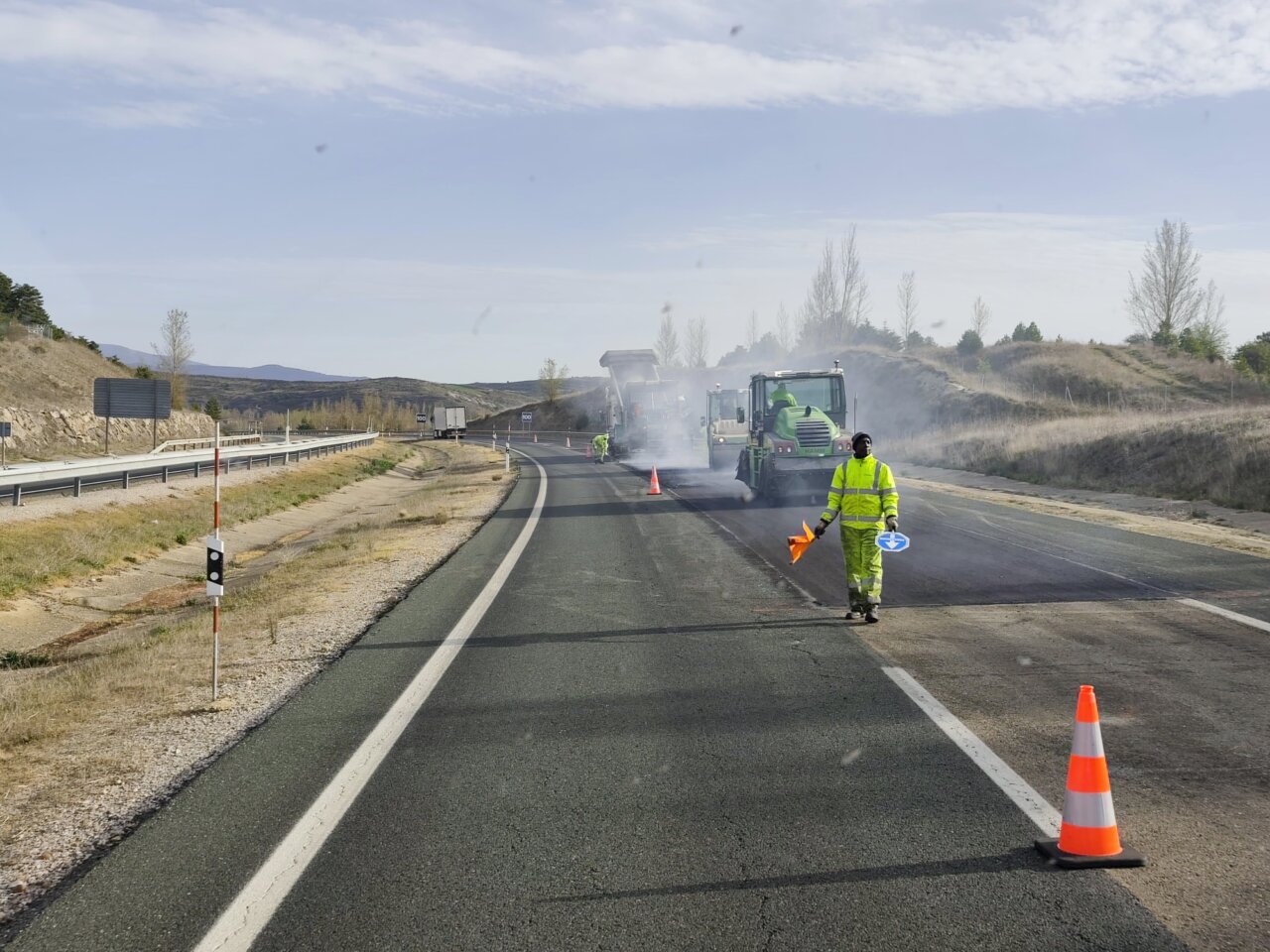 Trabajadores reparando el asfalto en la autovía A-67 cerca de Herrera de Pisuerga