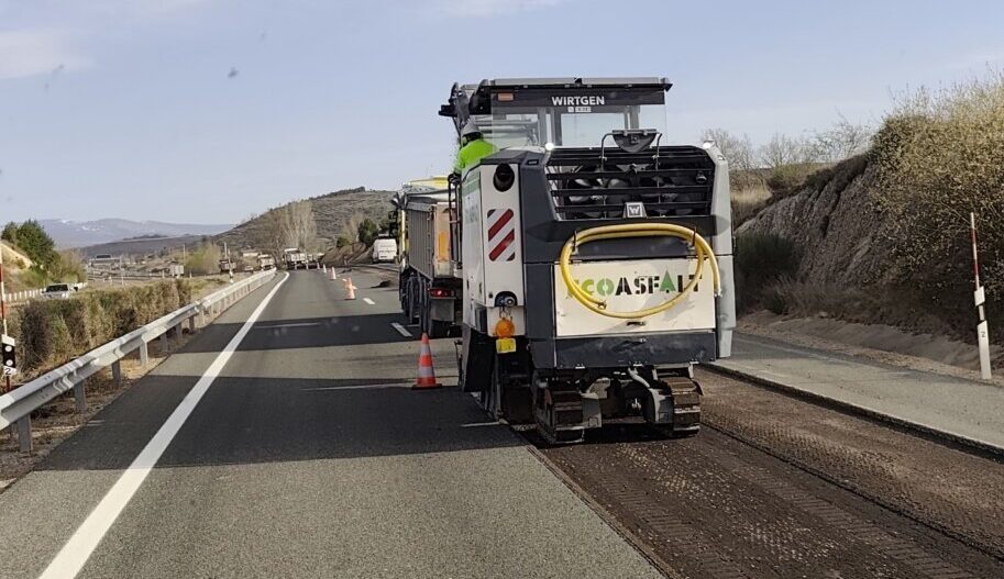 Máquina de asfaltado en la autovía A-67 cerca de Herrera de Pisuerga