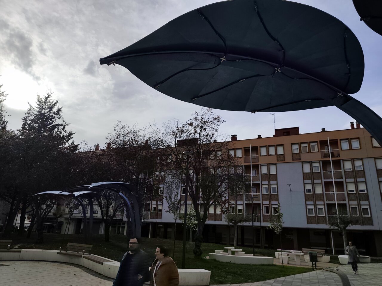 Vista del nuevo parque en el Barrio Santiago con estructuras modernas.
