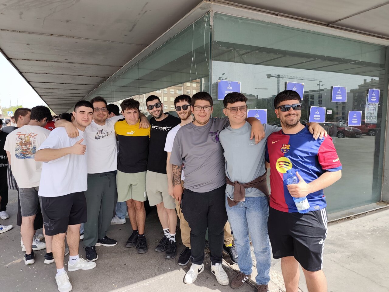 Grupo de amigos esperando en la cola para comprar entradas de la ITA en Palencia.