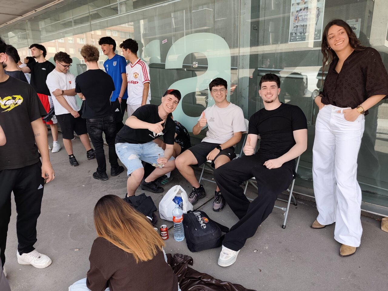 Grupo de jóvenes esperando en la cola para comprar entradas