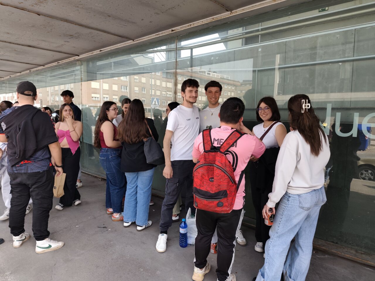 Grupo de jóvenes en la cola para comprar entradas de la ITA en Palencia