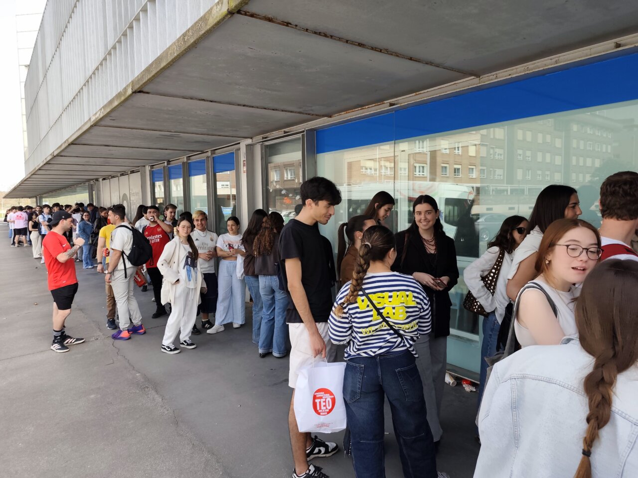 Grupo de personas haciendo cola para comprar entradas en La Balastera.
