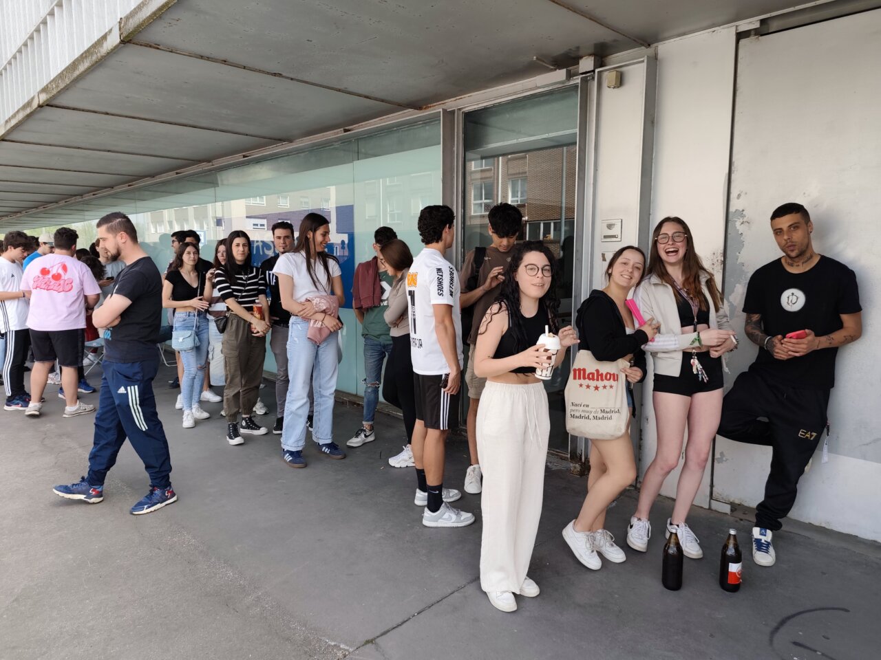 Grupo de personas haciendo cola para comprar entradas en Palencia