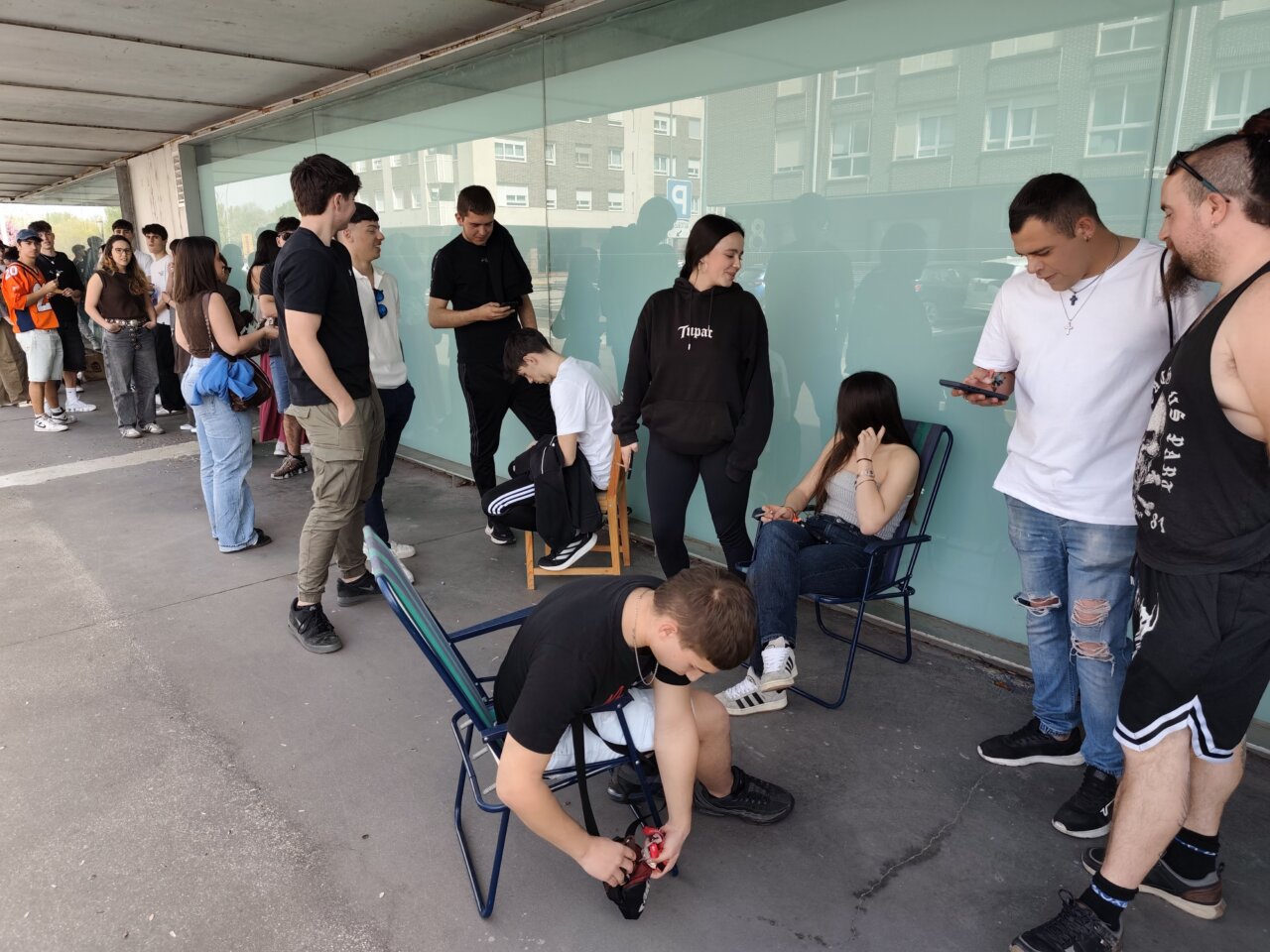 Grupo de personas esperando en la cola para comprar entradas en Palencia.