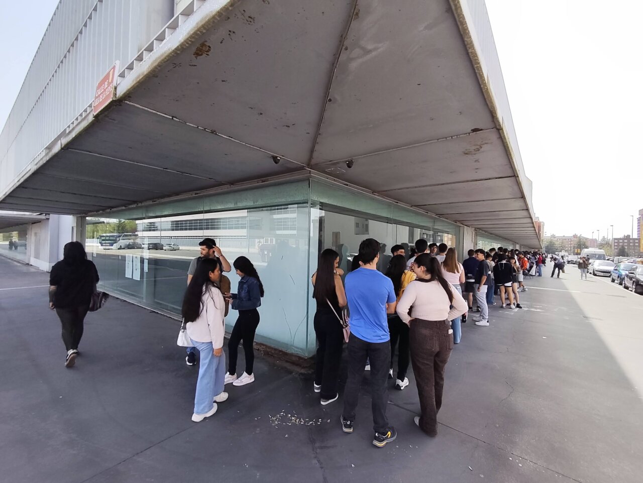 Personas haciendo cola para comprar entradas en La Balastera.