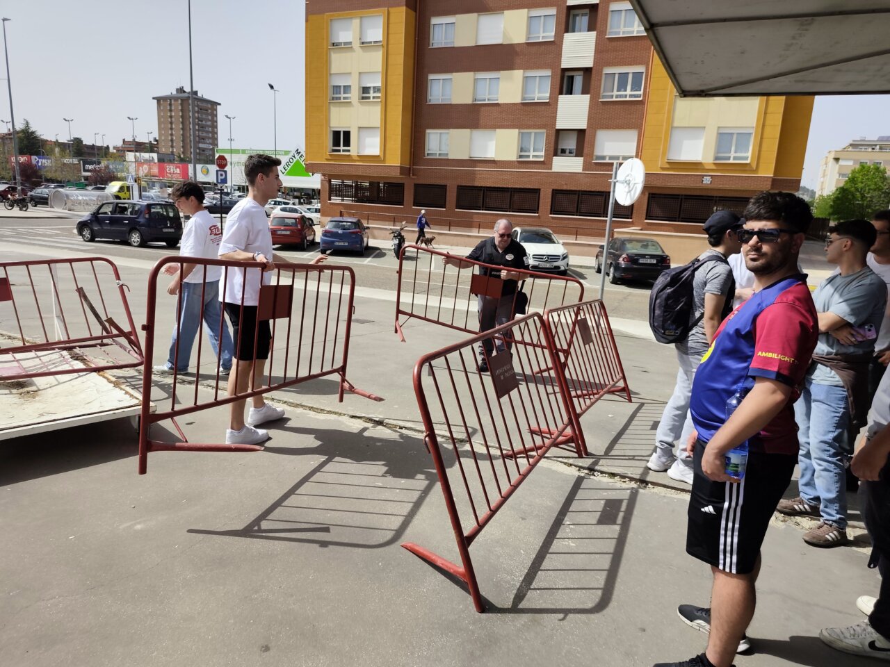 Personas esperando en la cola para comprar entradas de la ITA en Palencia