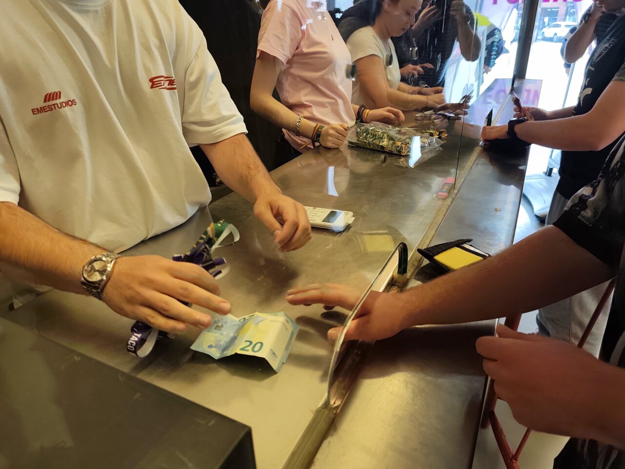 Persona comprando entradas en taquilla con dinero en efectivo