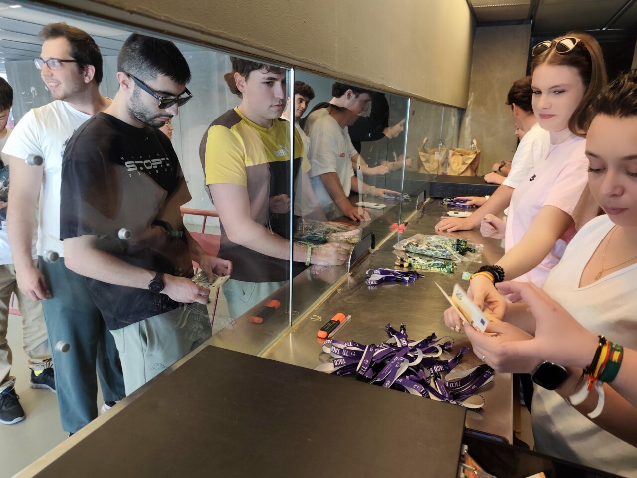 Grupo de personas comprando entradas en La Balastera