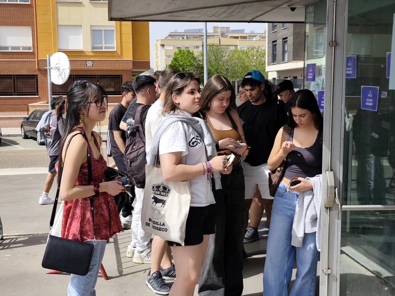 Grupo de jóvenes haciendo cola para comprar entradas en Palencia.