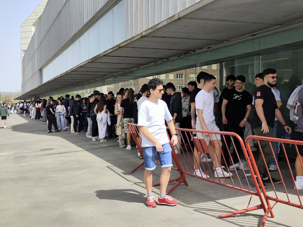Personas haciendo cola para comprar entradas de la ITA en Palencia.