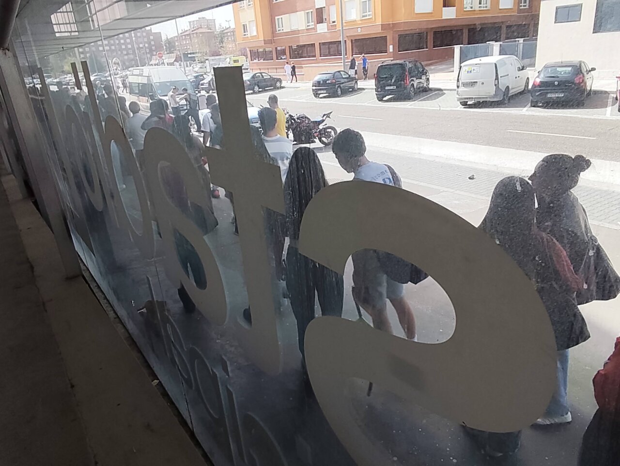 Personas haciendo cola para comprar entradas en La Balastera