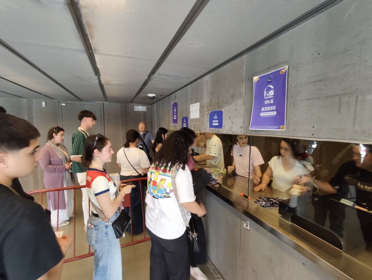 Personas haciendo cola para comprar entradas en La Balastera