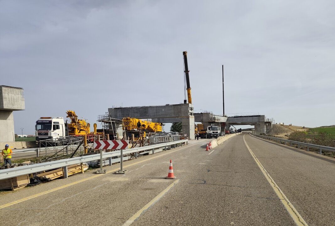 Obras en la A-67 con grúas y señalización de tráfico