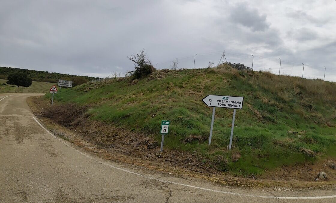 Señal de tráfico en carretera con vallas para linces en Palencia