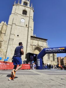 Corredor en la carrera de la Policía Nacional en Palencia
