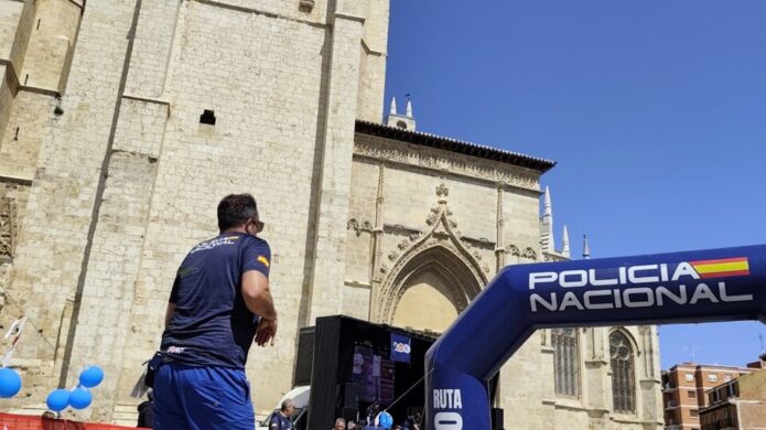 Corredor en la carrera de la Policía Nacional en Palencia