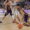 Jugadores de baloncesto en acción durante un partido emocionante